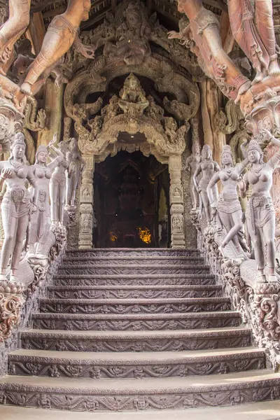 Прекрасный Вид Буддийскую Скульптуру Возле Храма Истины Паттайе Таиланд — стоковое фото