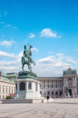 Avusturya Milli Kütüphanesi Viyana önünde Savoy Prensi Eugen atlı heykeli
