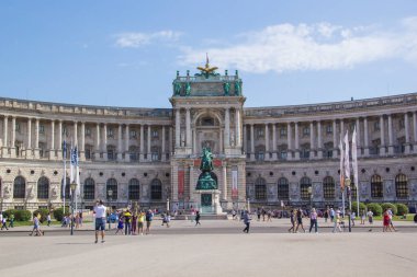 Avusturya Milli Kütüphanesi Viyana önünde Savoy Prensi Eugen atlı heykeli