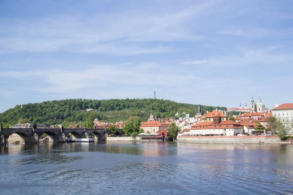 布拉格城堡圣维特斯主教座堂和捷克共和国布拉格马拉斯特兰的美丽景色 — 图库照片