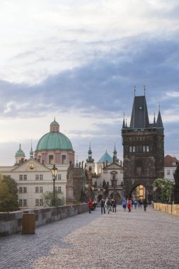 Çek Cumhuriyeti Prag 'da şafak vakti Eski Charles Köprüsü' nün güzel manzarası