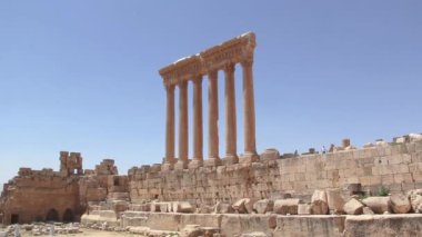 Lübnan 'ın Baalbek kentindeki Jüpiter Tapınağı' nın muazzam sütunlarının güzel manzarası.