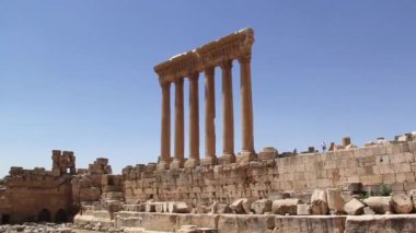 Lübnan 'ın Baalbek kentindeki Jüpiter Tapınağı' nın muazzam sütunlarının güzel manzarası.