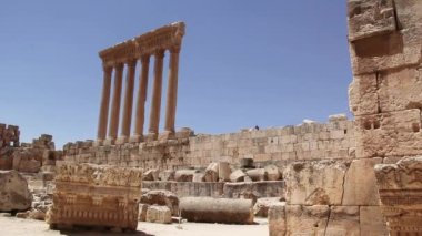 Lübnan 'ın Baalbek kentindeki Jüpiter Tapınağı' nın muazzam sütunlarının güzel manzarası.