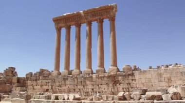 Lübnan 'ın Baalbek kentindeki Jüpiter Tapınağı' nın muazzam sütunlarının güzel manzarası.