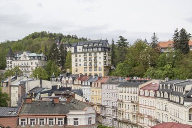 Çek Cumhuriyeti 'nin Karlovy Vary kentindeki şehir merkezinin güzel manzarası