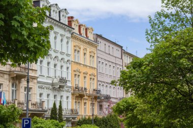 Çek Cumhuriyeti 'nin Karlovy Vary kentindeki şehir merkezinin güzel manzarası