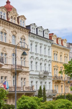 Çek Cumhuriyeti 'nin Karlovy Vary kentindeki şehir merkezinin güzel manzarası