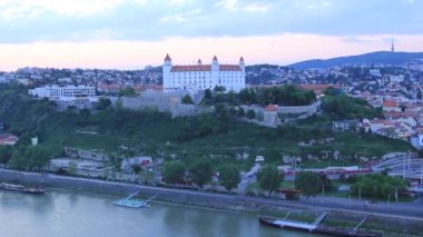 Güneşli bir yaz gününde Bratislava, Slovakya eski kasabasında Tuna kıyısında Bratislava kale güzel görünümü