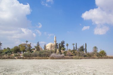 Kıbrıs Rum Kesimi 'ndeki Larnaka' daki Hala Sultan Tekke 'nin güzel manzarası