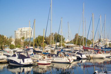 Kıbrıs Rum Kesimi 'nin Larnaca kentindeki yat parkının güzel manzarası