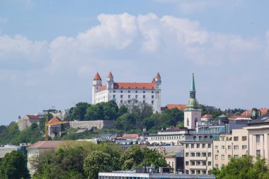 Güneşli bir yaz gününde Bratislava, Slovakya eski kasabasında Tuna kıyısında Bratislava kale güzel görünümü