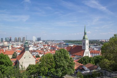Slovakya 'nın Bratislava kentindeki Tuna Nehri kıyısındaki St. Martin Katedrali' nin güzel manzarası güneşli bir yaz gününde 