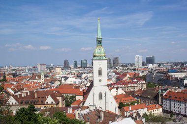 Slovakya 'nın Bratislava kentindeki Tuna Nehri kıyısındaki St. Martin Katedrali' nin güzel manzarası güneşli bir yaz gününde 