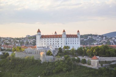 Güneşli bir yaz gününde Bratislava, Slovakya eski kasabasında Tuna kıyısında Bratislava kale güzel görünümü