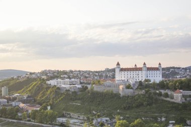 Güneşli bir yaz gününde Bratislava, Slovakya eski kasabasında Tuna kıyısında Bratislava kale güzel görünümü