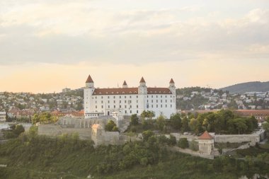 Güneşli bir yaz gününde Bratislava, Slovakya eski kasabasında Tuna kıyısında Bratislava kale güzel görünümü