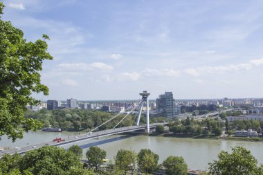 Slovakya 'nın Bratislava kentindeki Tuna Nehri kıyısındaki Bratislava UFO Kulesi' nin güzel manzarası güneşli bir yaz gününde 