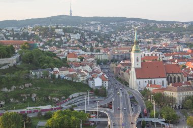 Slovakya 'nın Bratislava kentindeki Tuna Nehri kıyısındaki St. Martin Katedrali' nin güzel manzarası güneşli bir yaz gününde 