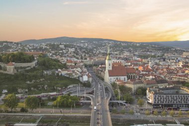 Slovakya 'nın Bratislava kentindeki Tuna Nehri kıyısındaki St. Martin Katedrali' nin güzel manzarası güneşli bir yaz gününde 