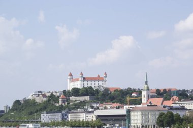 Güneşli bir yaz gününde Bratislava, Slovakya eski kasabasında Tuna kıyısında Bratislava kale güzel görünümü