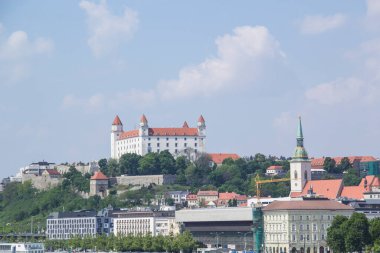 Güneşli bir yaz gününde Bratislava, Slovakya eski kasabasında Tuna kıyısında Bratislava kale güzel görünümü
