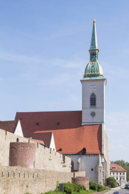 Slovakya 'nın Bratislava kentindeki Tuna Nehri kıyısındaki St. Martin Katedrali' nin güzel manzarası güneşli bir yaz gününde 