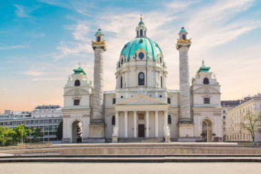 Avusturya, Viyana 'daki Karlsplatz' ın güney tarafında yer alan Karlskirche 'nin güzel manzarası.