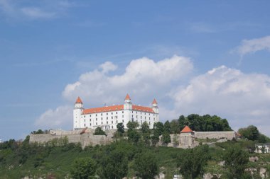 Güneşli bir yaz gününde Bratislava, Slovakya eski kasabasında Tuna kıyısında Bratislava kale güzel görünümü