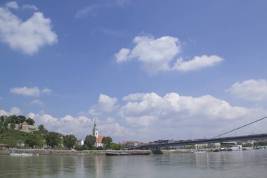 Slovakya 'nın Bratislava kentindeki Tuna Nehri kıyısındaki St. Martin Katedrali' nin güzel manzarası güneşli bir yaz gününde 