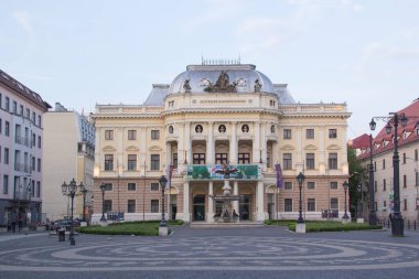 Slovakya 'nın Bratislava kentindeki güzel opera manzarası güneşli bir yaz gününde.