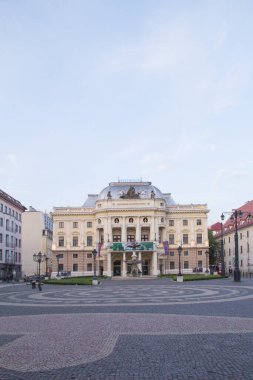 Slovakya 'nın Bratislava kentindeki güzel opera manzarası güneşli bir yaz gününde.