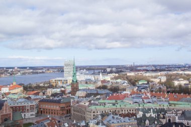 Riga, Letonya 'daki Daugava Nehri yakınlarındaki şehir merkezinin güzel manzarası.