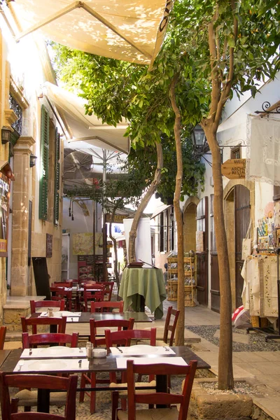 歴史的建造物やカフェ キプロスの首都ニコシアの中心部の素敵なビュー — ストック写真