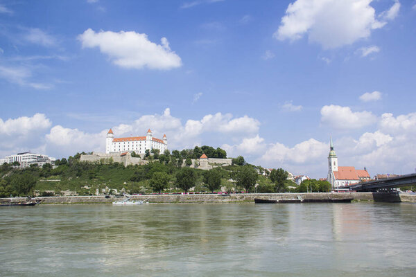 Прекрасный вид на Братиславский замок на берегу Дуная в старом городе Братиславы, Словакия в солнечный летний день
