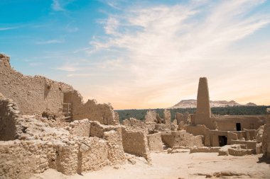 Mısır 'ın Siwa Oasis kentindeki Kâhin Tapınağı yakınlarındaki Aghurmi Camii' nin güzel manzarası.