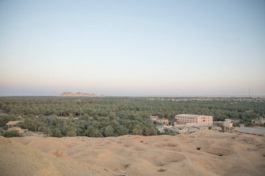 Gebel al-Mawta 'nın güzel manzarası ve Siwa Oasis, Mısır' daki şehir