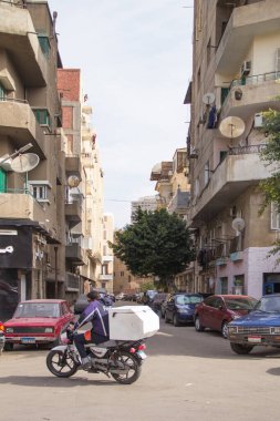 CAIRO, EGYPT - 29 Aralık 2023 Kahire şehir merkezindeki Agouza semtinde yoğun bir caddenin görüntüsü