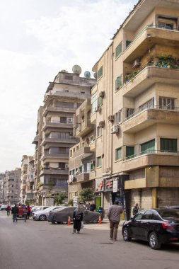 CAIRO, EGYPT - 29 Aralık 2023 Kahire şehir merkezindeki Agouza semtinde yoğun bir caddenin görüntüsü