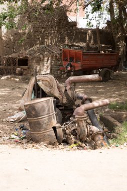 Mısır 'ın Kahire yakınlarındaki geleneksel bir Mısır köyünde Nil' den gelen suyla tarlaları sulamak için bir pompa.
