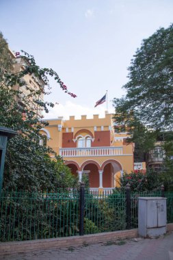 CAIRO, EGYPT - 29 Aralık 2023 Kahire 'nin merkezindeki Zamalek ilçesinde yoğun bir caddenin görüntüsü