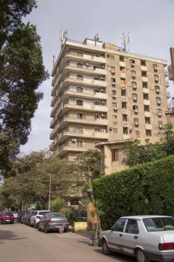 CAIRO, EGYPT - 29 Aralık 2023 Kahire şehir merkezindeki Agouza semtinde yoğun bir caddenin görüntüsü