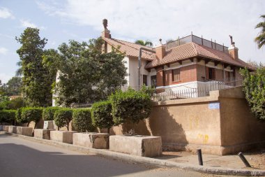 CAIRO, EGYPT - 29 Aralık 2023 Kahire şehir merkezindeki Maadi semtinde yoğun bir caddenin görüntüsü