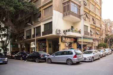 CAIRO, EGYPT - 29 Aralık 2023 Kahire şehir merkezindeki Agouza semtinde yoğun bir caddenin görüntüsü