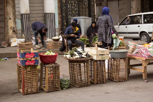 CAIRO, EGYPT - 29 Aralık 2023 Kahire şehir merkezindeki Agouza semtinde yoğun bir caddenin görüntüsü