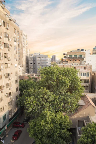 エジプト カイロのダウンタウンカイロのAgouza地区の賑やかな通りの眺め — ストック写真