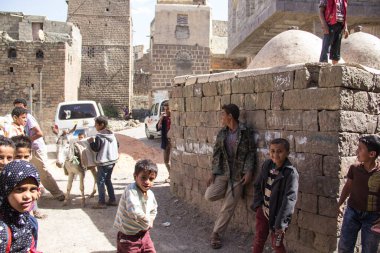 SANAA, YEmen - 21 ARALIK: 21 ARALIK, Yemen 'de 21 ARALIK 2014' te eski şehrin sokaklarında çocuklar oynuyor
