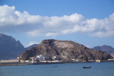 ADEN, YEmen - 21 ARALIK: Cazibe Aden - 21 ARALIK 2014 Aden 'de bir kayanın üzerindeki mobil reklam operatörü