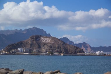 ADEN, YEmen - 21 ARALIK: Cazibe Aden - 21 ARALIK 2014 Aden 'de bir kayanın üzerindeki mobil reklam operatörü