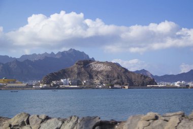 ADEN, YEmen - 21 ARALIK: Cazibe Aden - 21 ARALIK 2014 Aden 'de bir kayanın üzerindeki mobil reklam operatörü